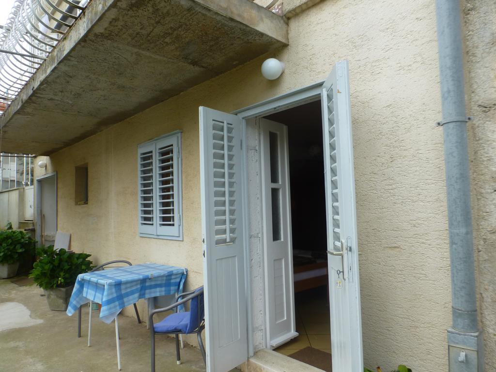 Guesthouse Bracanovic Хвар Екстер'єр фото